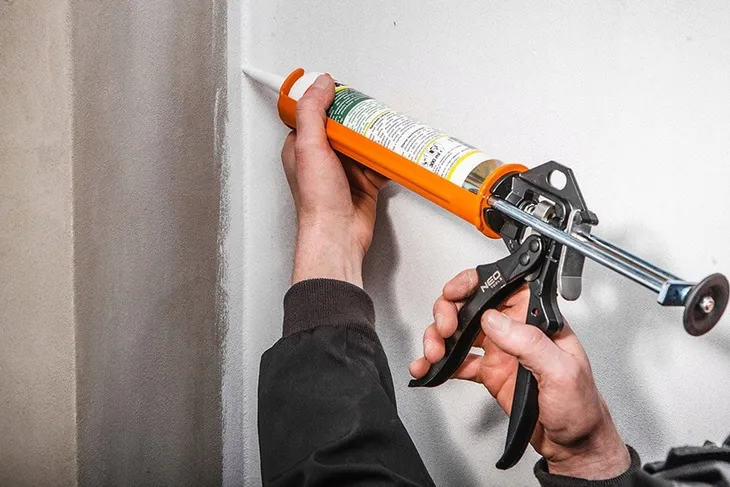 pistolet-do-silikonu-neo-tools-300-waga-narzedzia-1-kg