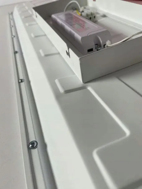panel-led-briloner-bialy-material-dominujacy-metal