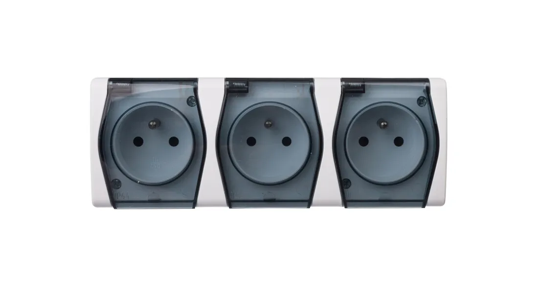 hermes2-gniazdo-hermetyczne-potrojne-z-u-16a-ip44-biale-1023-01