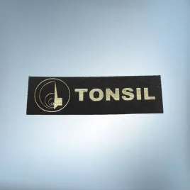 greatergreatergreater-tonsil-40x12mm-czarno-zloty-emblemat-naklejka-logo-znaczek-symbol