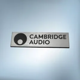 emblemat-naklejka-cambridge-audio-srebrna-70x20mm-logo-znaczek