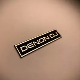 emblemat-naklejka-denon-dj-czarno-srebrna-64x15mm-logo-znaczek
