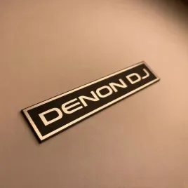 emblemat-naklejka-denon-dj-czarno-srebrna-78x15mm-logo-znaczek