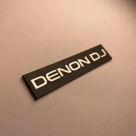 emblemat-naklejka-denon-dj-czarno-srebrna-68x15mm-logo-znaczek