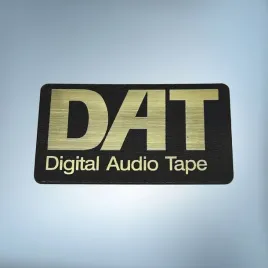 emblemat-naklejka-dat-czarno-zlota-25x15mm-logo-audio-tape-kaseta