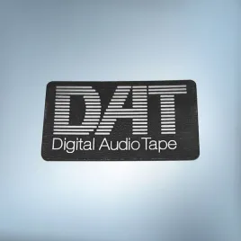 emblemat-naklejka-dat-czarno-srebrna-25x15mm-logo-audio-tape-kaseta