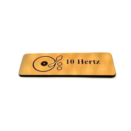 greatergreatergreater-10-hertz-60x20mm-zloty-emblemat-naklejka-logo-znaczek-tabliczka