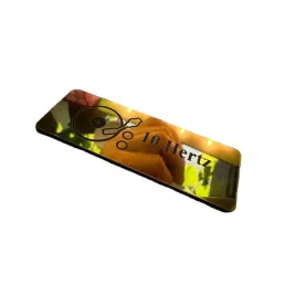 greatergreatergreater-10-hertz-60x20mm-zloty-chrom-emblemat-naklejka-logo-znaczek-tabliczka