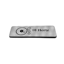 greatergreatergreater-10-hertz-60x20mm-srebrny-emblemat-naklejka-logo-znaczek-tabliczka