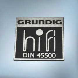 emblemat-naklejka-grundig-hifi-din-45500-srebrna-20x20mm-logo