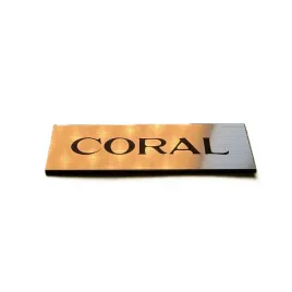 greatergreatergreater-coral-50x15mm-zloty-1-emblemat-naklejka-logo-znaczek