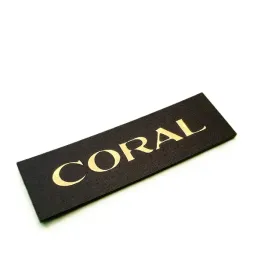 greatergreatergreater-coral-50x15mm-zloty-2-emblemat-naklejka-logo-znaczek