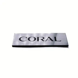 greatergreatergreater-coral-50x15mm-srebrny-1-emblemat-naklejka-logo-znaczek