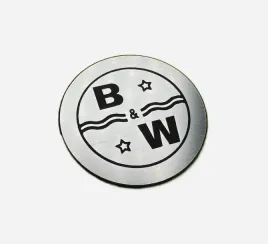 greatergreatergreater-bandw-bowers-40mm-srebrny-emblemat-naklejka-logo-znaczek-tabliczka