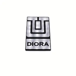 greatergreatergreater-diora-60x20mm-srebrny-chrom-emblemat-naklejka-logo-zamiennik-znaczek