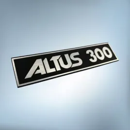 greatergreatergreater-emblemat-altus-300-81x19mm-srebrny-ramka-naklejka-logo-znaczek-nalepka