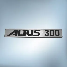 greatergreatergreater-emblemat-altus-300-86x14mm-srebrny-naklejka-logo-znaczek-nalepka