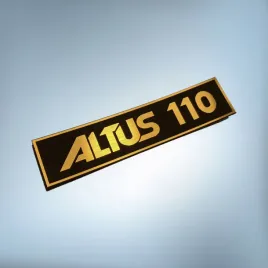 greatergreatergreater-emblemat-altus-110-82x18mm-zloto-czarny-naklejka-logo-znaczek-nalepka