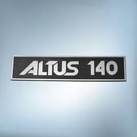 greatergreatergreater-emblemat-altus-140-162x38mm-sreb-czarny-naklejka-logo-znaczek-nalepka