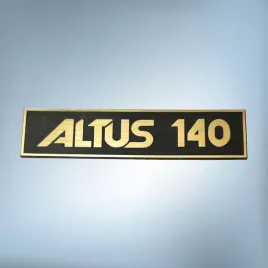 greatergreatergreater-emblemat-altus-140-162x38mm-zloto-czarny-naklejka-logo-znaczek-nalepka