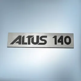 greatergreatergreater-emblemat-altus-140-162x38mm-srebrny-naklejka-logo-znaczek-nalepka