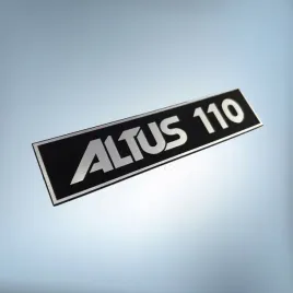 greatergreatergreater-emblemat-altus-110-82x18mm-srebrno-czarny-naklejka-logo-znaczek-nalepka