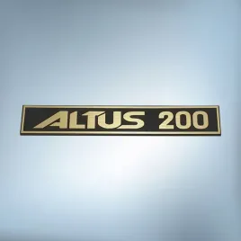 greatergreatergreater-emblemat-altus-200-88x20mm-zloto-czarny-naklejka-logo-znaczek-nalepka