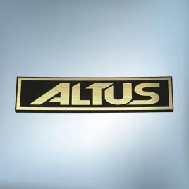 greatergreatergreater-emblemat-altus-60x14mm-zloto-czarny-naklejka-logo-znaczek-nalepka