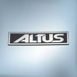 greatergreatergreater-emblemat-altus-60x14mm-srebrno-czarny-naklejka-logo-znaczek-nalepka