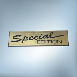 greatergreatergreater-emblemat-special-edition-70x20mm-zlota-naklejka-logo-znaczek-symbol