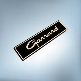 greatergreatergreater-emblemat-garrard-50x12mm-srebrno-czarny-naklejka-logo-znaczek-symbol