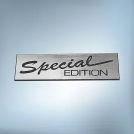 greatergreatergreater-emblemat-special-edition-srebrna-70x20mm-naklejka-logo-znaczek-symbol