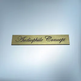 greatergreatergreater-emblemat-audiophile-concept-100x20mm-zlota-naklejka-logo-szczotkowana