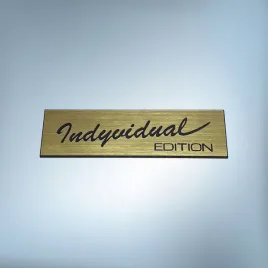 greatergreatergreater-indyvidual-edition-140x40mm-zloty-emblemat-naklejka-logo-znaczek