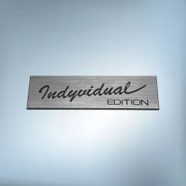 greatergreatergreater-indyvidual-edition-70x20mm-srebrny-emblemat-naklejka-logo-znaczek