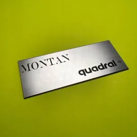 greatergreatergreater-montan-quadral-90x35mm-srebrny-emblemat-naklejka-logo-zamiennik