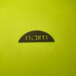 greatergreatergreater-naim-39x14mm-czarny-emblemat-litery-na-wylot-naklejka-logo-znaczek