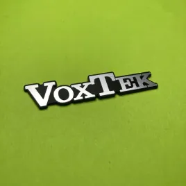 greatergreatergreater-voxtek-50x11mm-emblemat-srebrny-naklejka-logo-znaczek-sticker-tabliczka