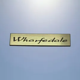 greatergreatergreater-wharfedale-60x13mm-zloty-emblemat-naklejka-logo-znaczek-zamiennik