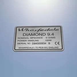 greatergreatergreater-wharfedale-75x45mm-srebrny-emblemat-naklejka-logo-znaczek-tabliczka