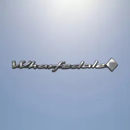 greatergreatergreater-wharfedale-73x10mm-sreb-chrom-emblemat-naklejka-logo-znaczek-zamiennik