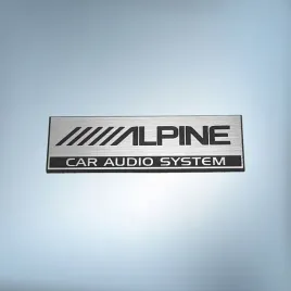 emblemat-naklejka-logo-alpine-srebrna-szczotkowana-50x15mm