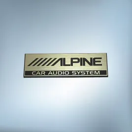 emblemat-naklejka-logo-alpine-zlota-szczotkowana-50x15mm
