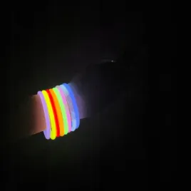 swiecace-bransoletki-fluorescencyjne-opaski-swiatlo-chemiczne-100-paleczki