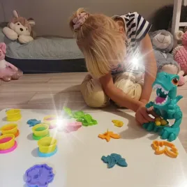 dinozaur-ktory-je-i-znosi-jajka-zestaw-mas-plastycznych-foremki