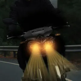 reflektor-motocyklowy-czarny-zmodyfikowana-czesc-reflektora-led