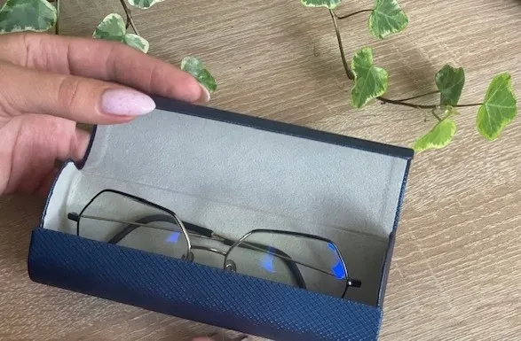 etui-na-okulary-kolor-niebieski