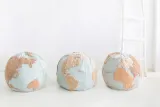 npufa-world-map-45-x-o-50-cm-lorena-canals-typ-tapicerowana