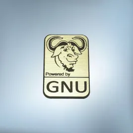 greatergreatergreater-gnu-linux-27x18mm-zloty-emblemat-naklejka-logo-znaczek-symbol-zamiennik