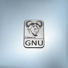 gnu-linux-27x18mm-srebrny-emblemat-naklejka-logo-znaczek-symbol-zamiennik
